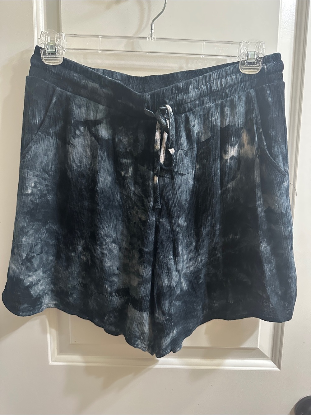 BNWT Torrid Black & Navy Tie-Dye Crinkle Gauze Shorts